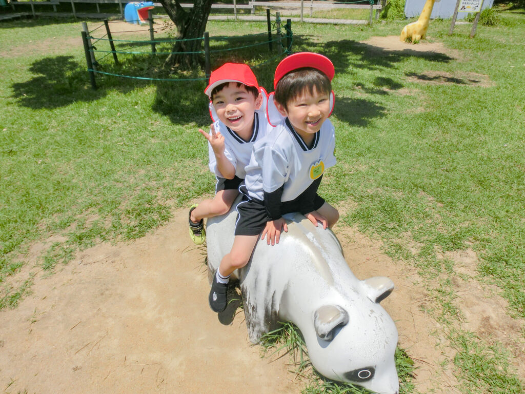 外で遊んでいる園児
