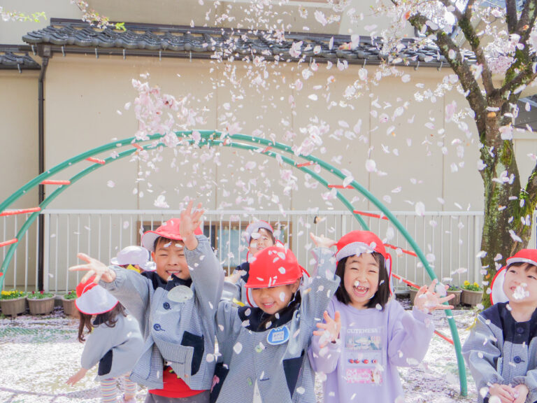 桜の木の下にいる園児たち