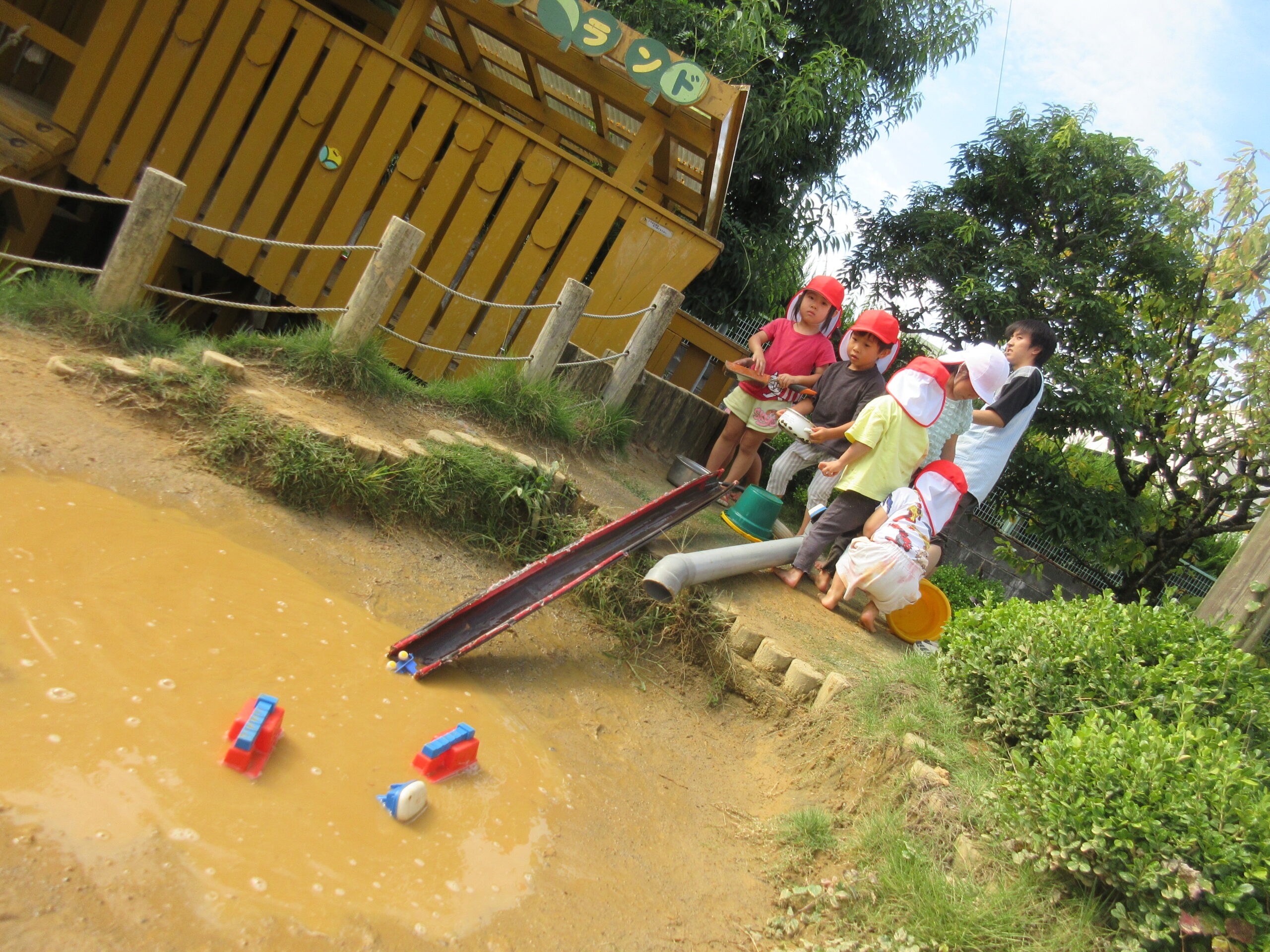 泥んこ遊びをする園児たち