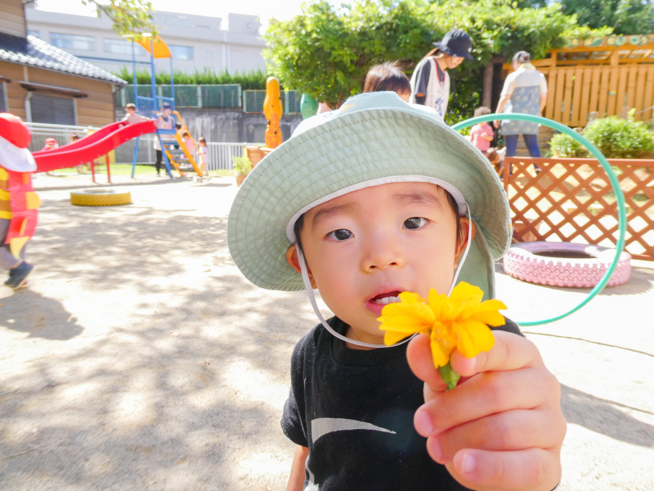花を持っている子ども