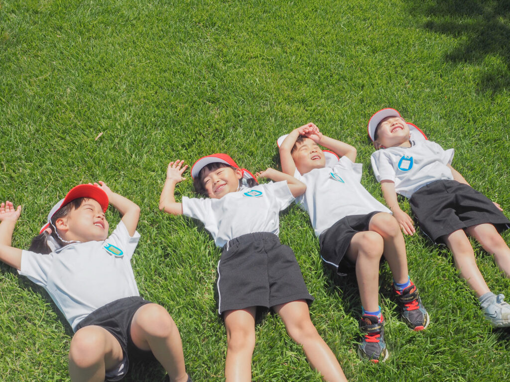 寝そべっている4人の子ども