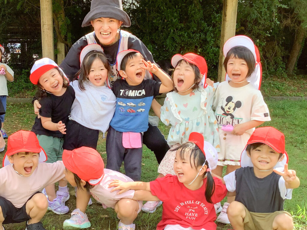 9人の園児と先生