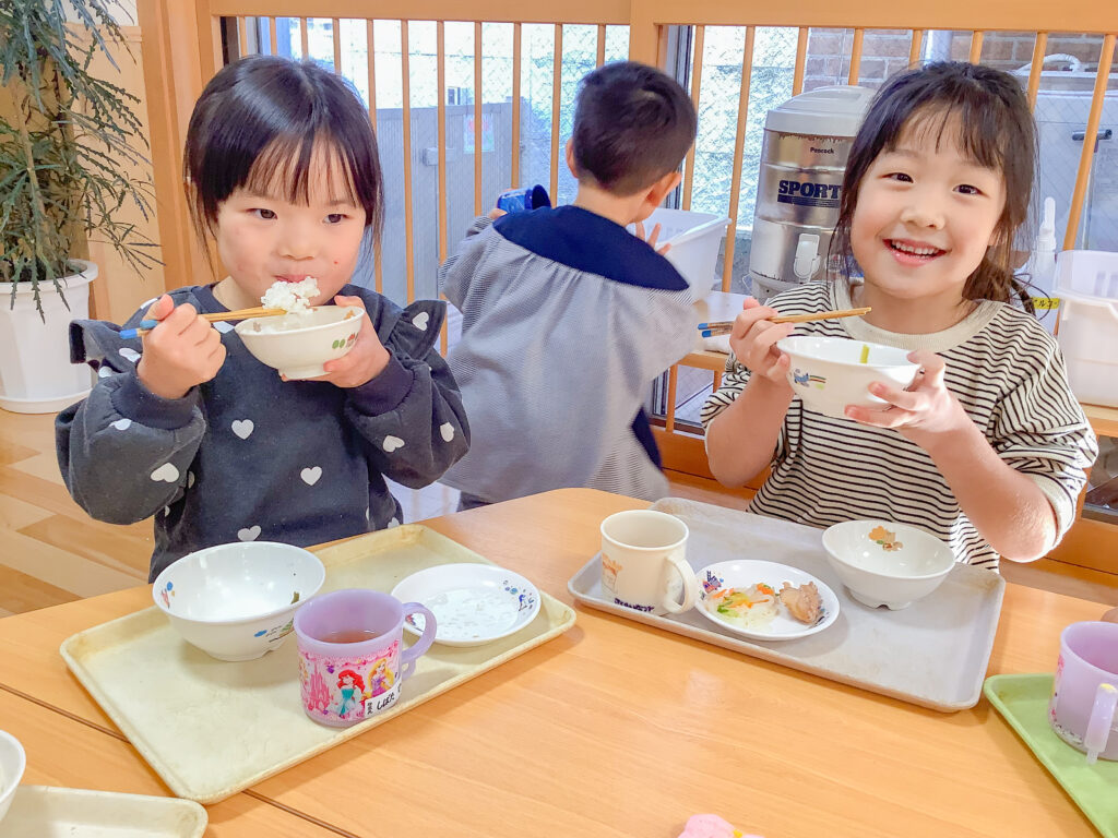 給食を食べる園児たち
