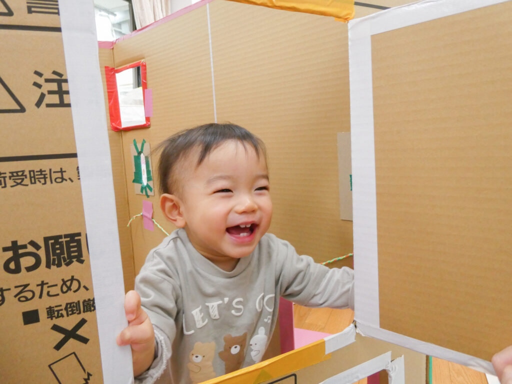段ボールで遊ぶ園児