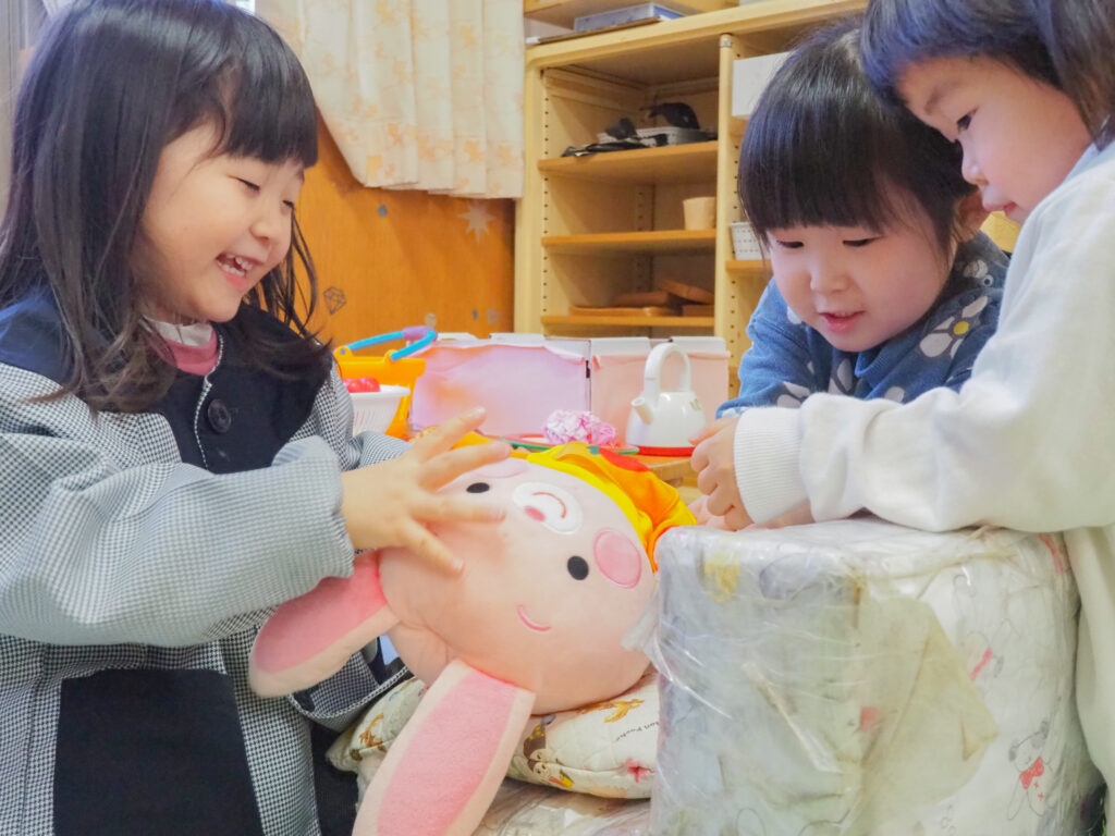 おままごとをする園児たち