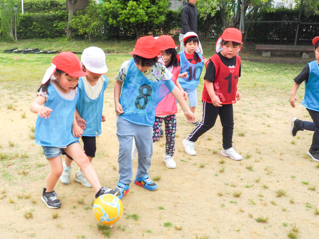 サッカーをしている園児たち
