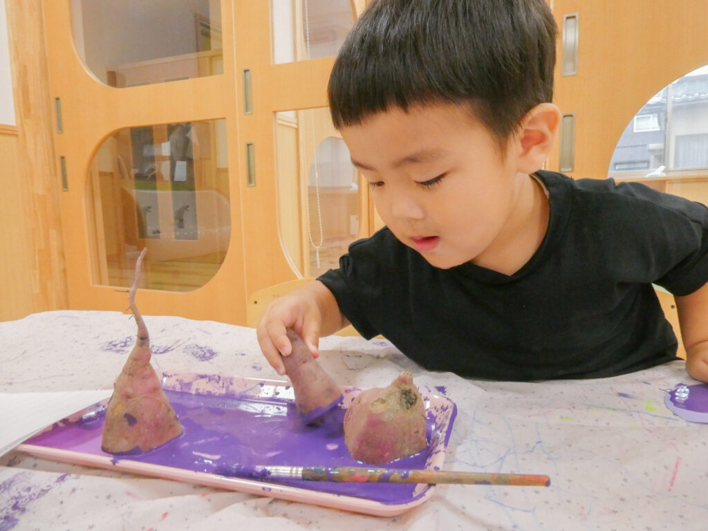 さつもいもハンコをする園児