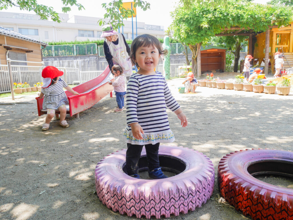 タイヤで遊ぶ園児