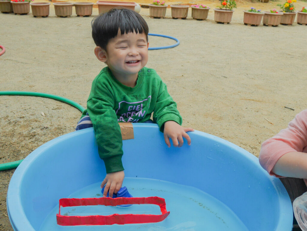 水遊びをする園児