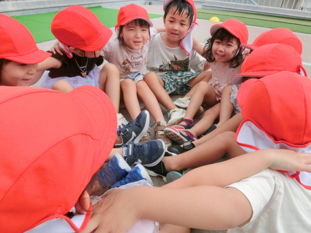 輪になって座っている園児たち