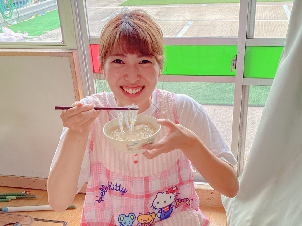 ごはんをたべる保育士