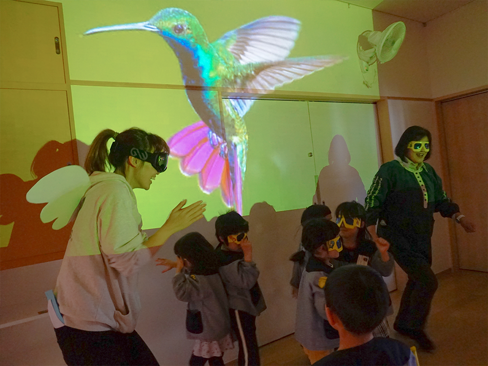 ゲームをする保育士と子ども