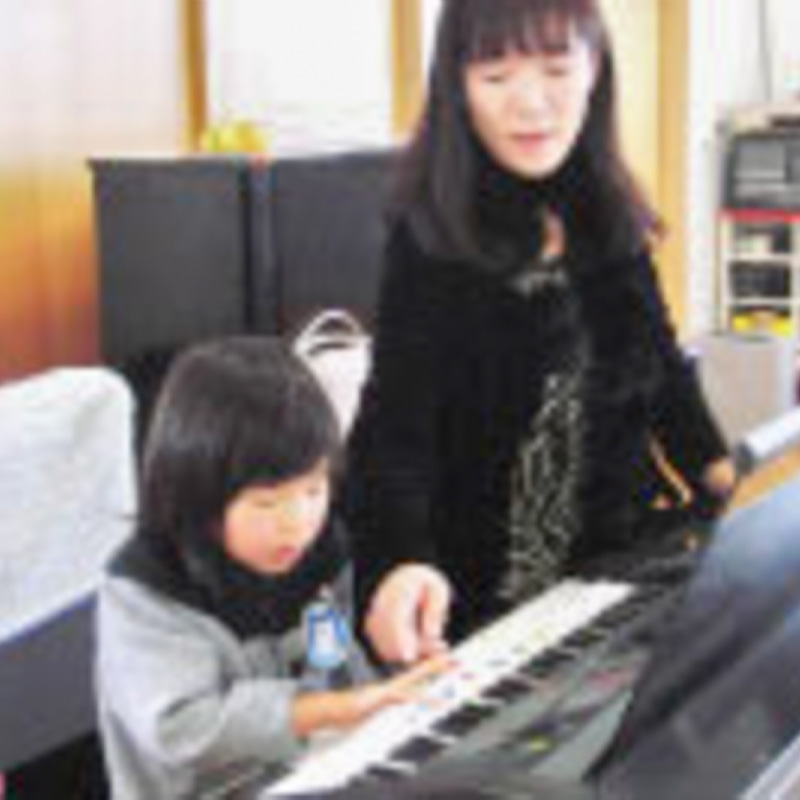 キーボードを弾いている様子