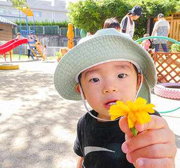 花を持っている園児