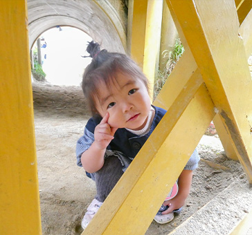 ほっぺたをつまんでいる園児